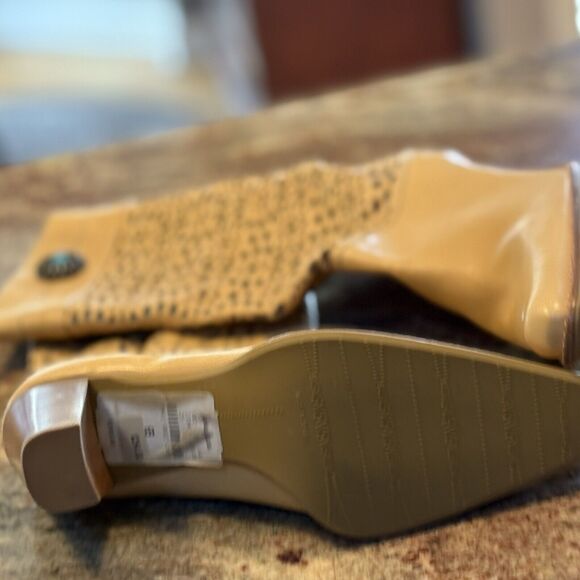 Stuart Weitzman  6M Leather  Gold W/Turquoise Medallion NWT  Spot On Toe - Picture 10 of 16